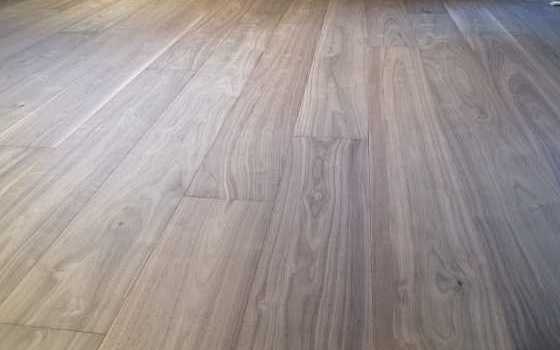 foto di un parquet prefinito in noce americano